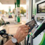 Como economizar em combustível usando cartão de crédito: estratégias que vão além do cashback
